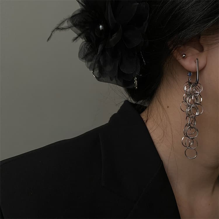 シルバーアクセサリー 連鎖輪模様の揺れる長めピアス 上品な垂れ下がり装飾