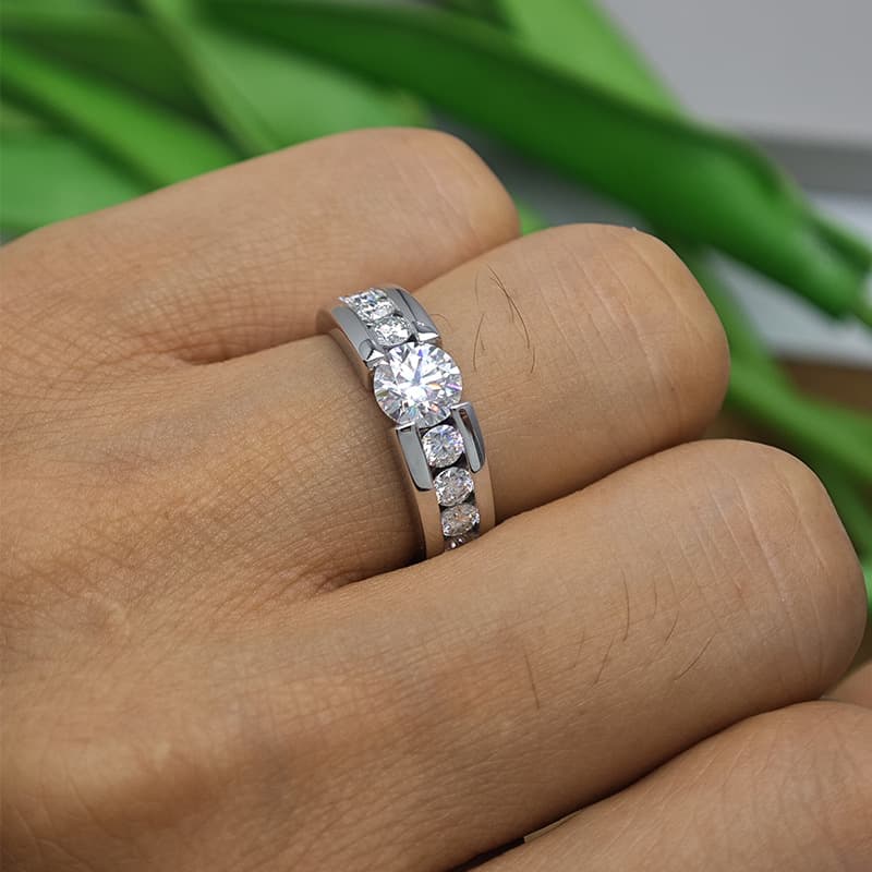 シルバーアクセサリー 煌めきダイヤモンドの婚約指輪