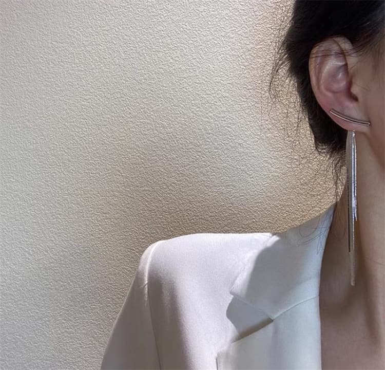シルバーアクセサリー シンプルで上品な細身縦長フリンジピアス