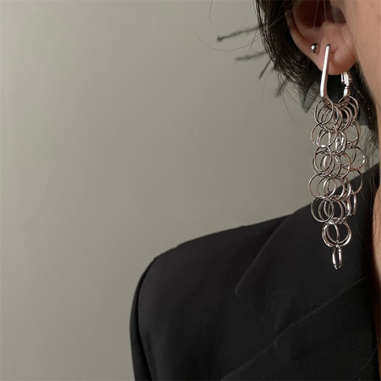シルバーアクセサリー 連鎖輪模様の揺れる長めピアス 上品な垂れ下がり装飾