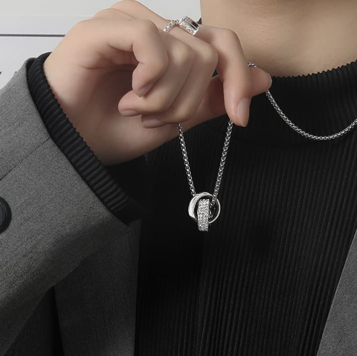 シルバーアクセサリー リング型 輝きペンダント