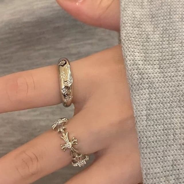 シルバーアクセサリー 上品な花飾り結晶リング