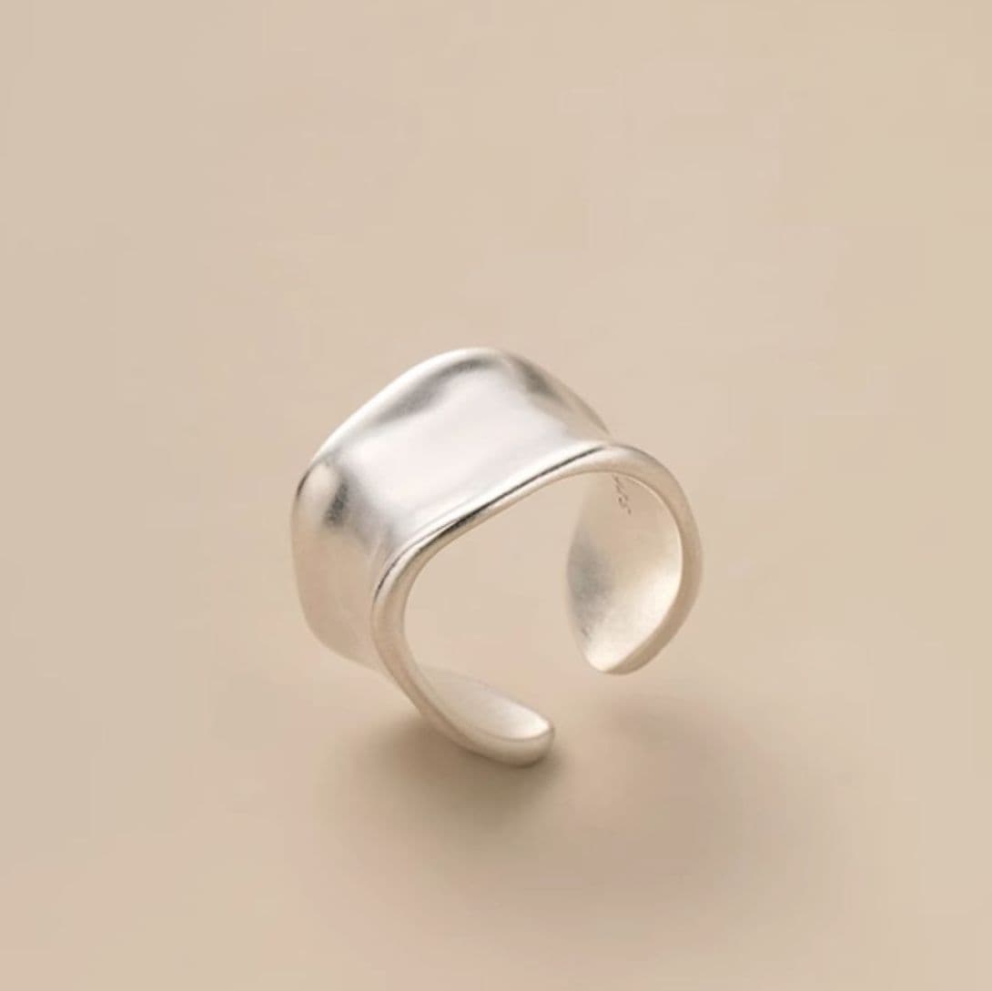 シルバーアクセサリー 波打つ曲線のフォルムリング