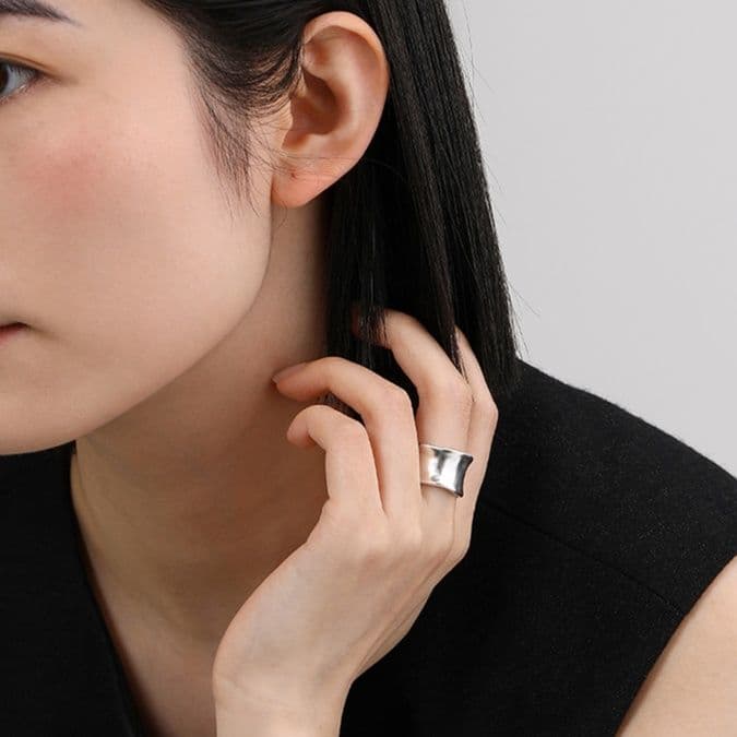 シルバーアクセサリー 波打つ曲線のフォルムリング