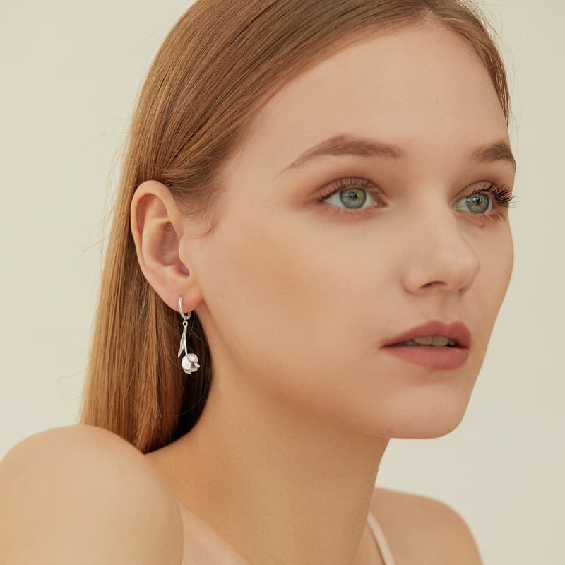シルバーアクセサリー つぼみ揺れるチューリップピアス