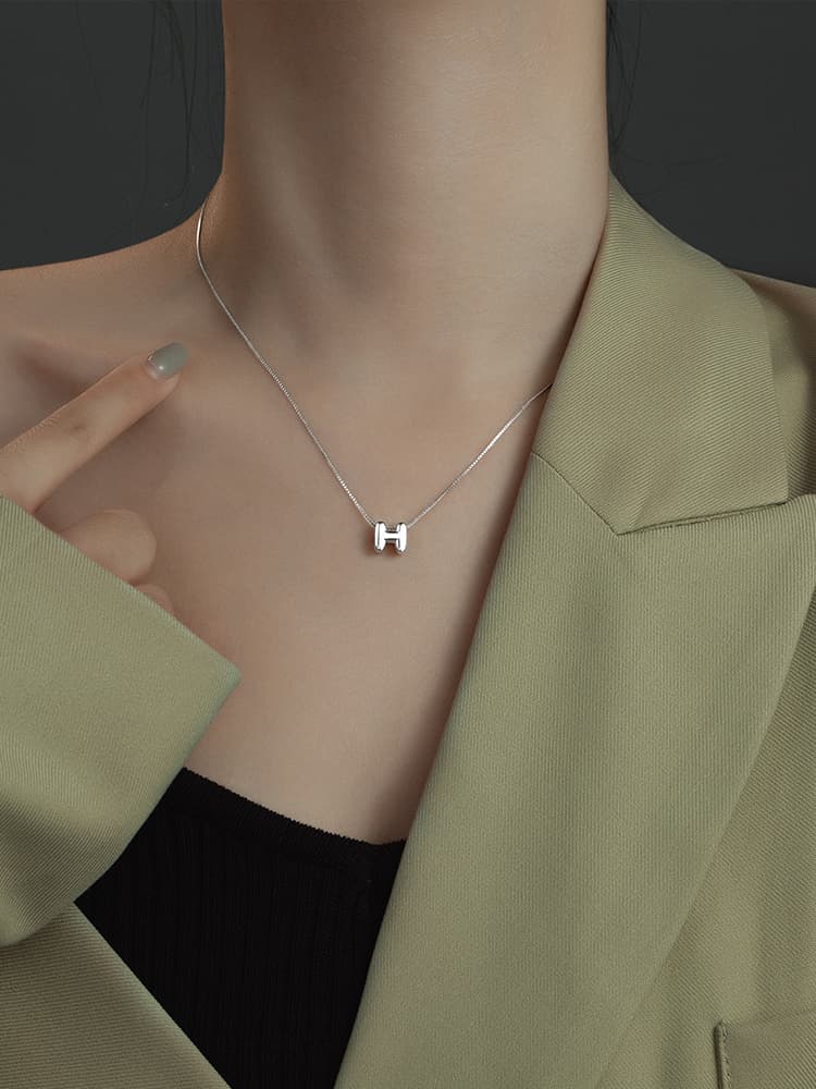 シルバーアクセサリー 洗練ミニマルアルファベットネックレス