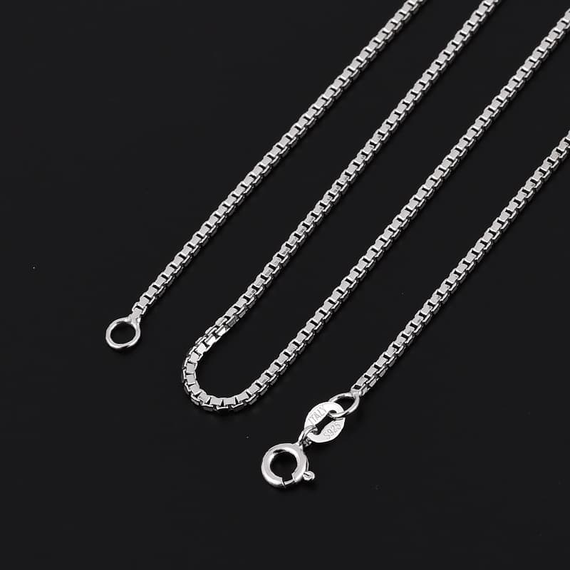 シルバーアクセサリー 上品な佇まい 伊賀箱型チェーンネックレス