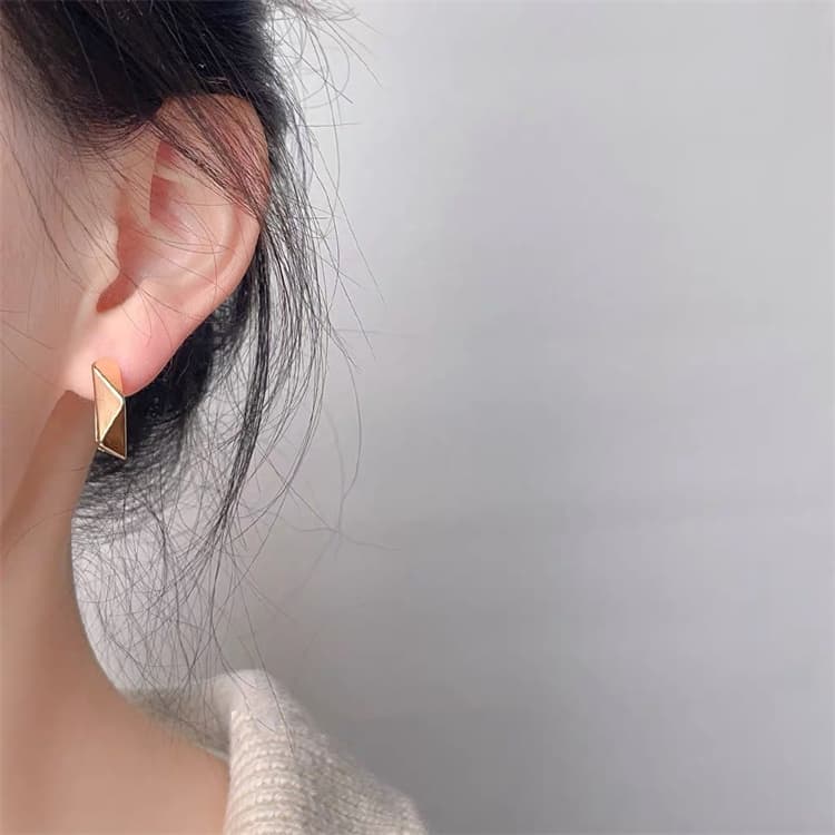 シルバーアクセサリー 立体ひし形デザイン金属製ピアス