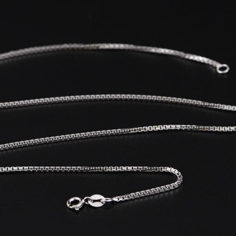 シルバーアクセサリー 上品な佇まい 伊賀箱型チェーンネックレス