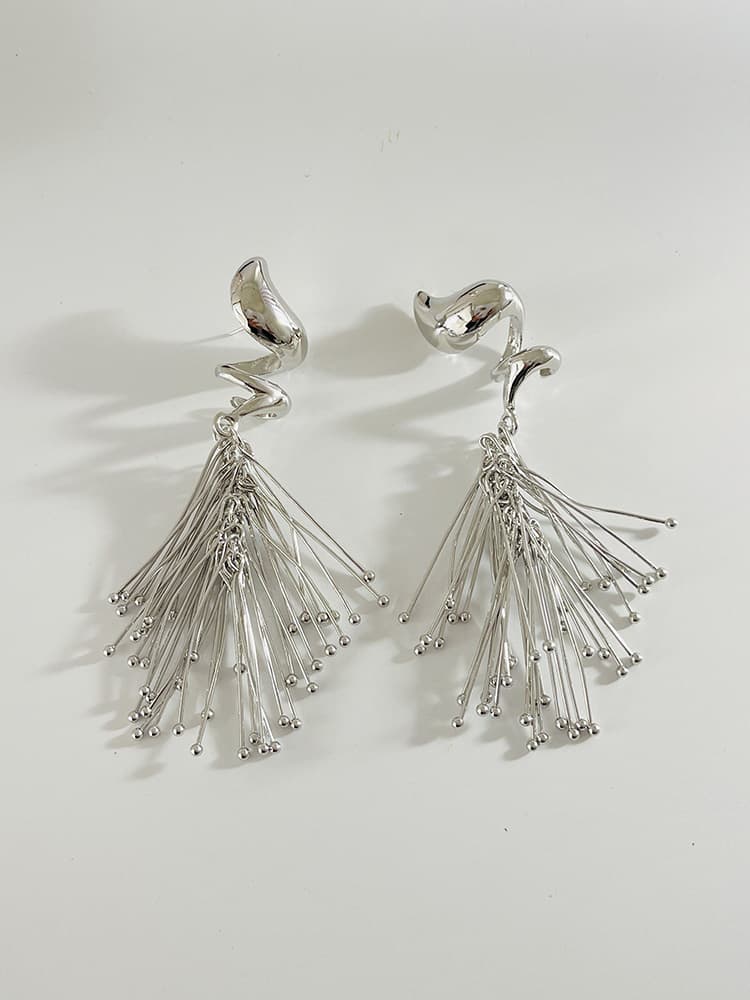 シルバーアクセサリー 螺旋流線タッセル ピアス シルバー 個性派デザイン