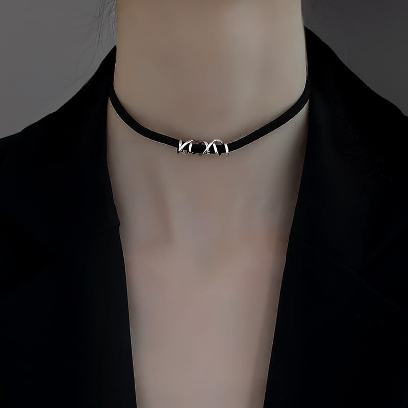 シルバーアクセサリー 交差模様のレザーチョーカー