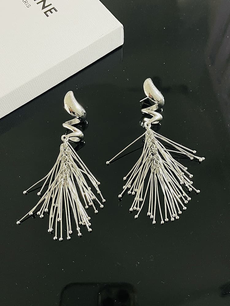 シルバーアクセサリー 螺旋流線タッセル ピアス シルバー 個性派デザイン