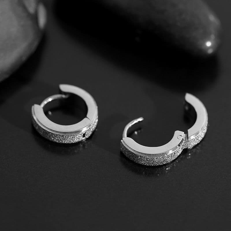 シルバーアクセサリー 輝き放つデザインフープピアス
