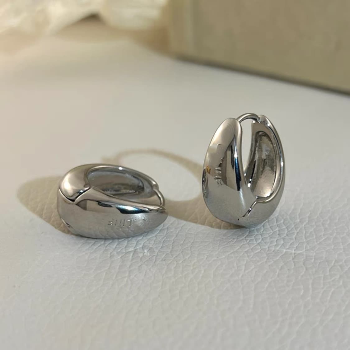 シルバーアクセサリー ムーンボール型 シンプルピアス