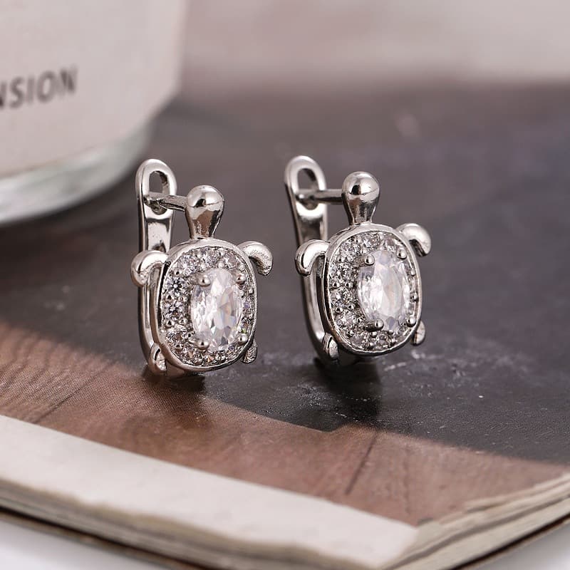 シルバーアクセサリー すっきり輝く亀モチーフの揺れピアス