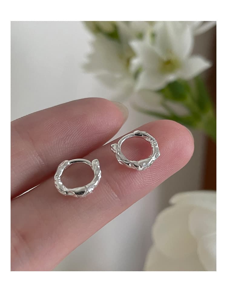 シルバーアクセサリー 波打つ三連ミニフープピアス