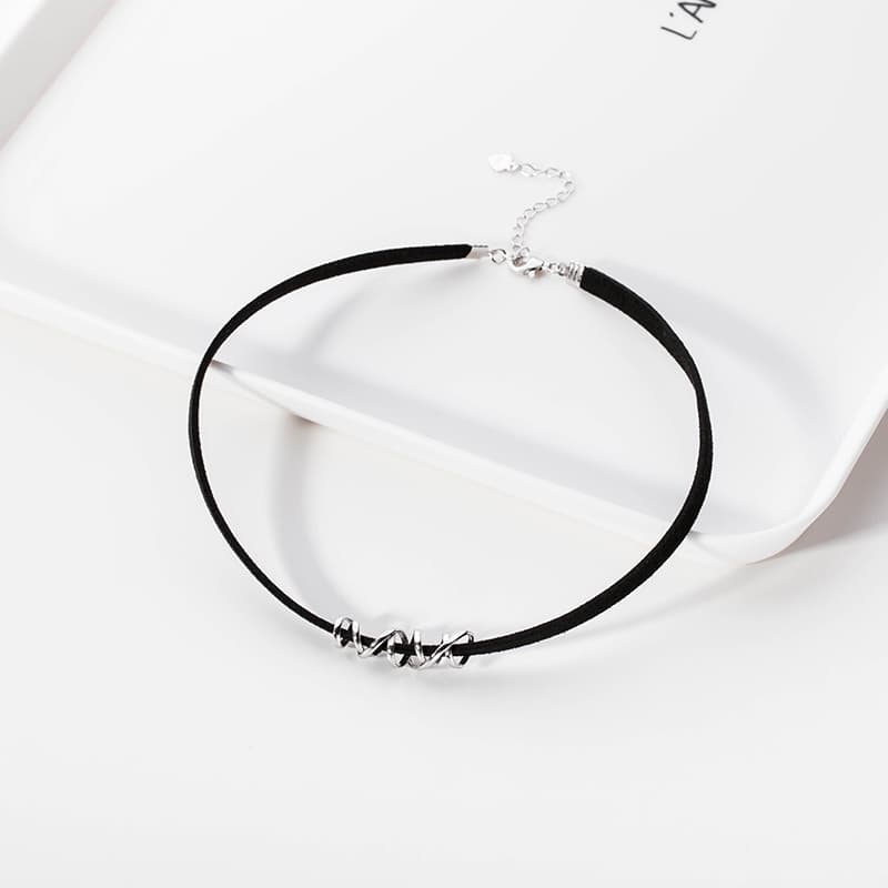 シルバーアクセサリー 交差模様のレザーチョーカー