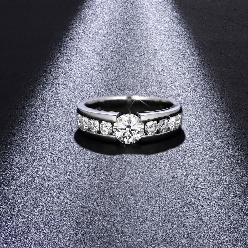 シルバーアクセサリー 煌めきダイヤモンドの婚約指輪