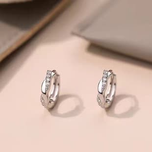 シルバーアクセサリー 上品な小粒クリスタルフープピアス