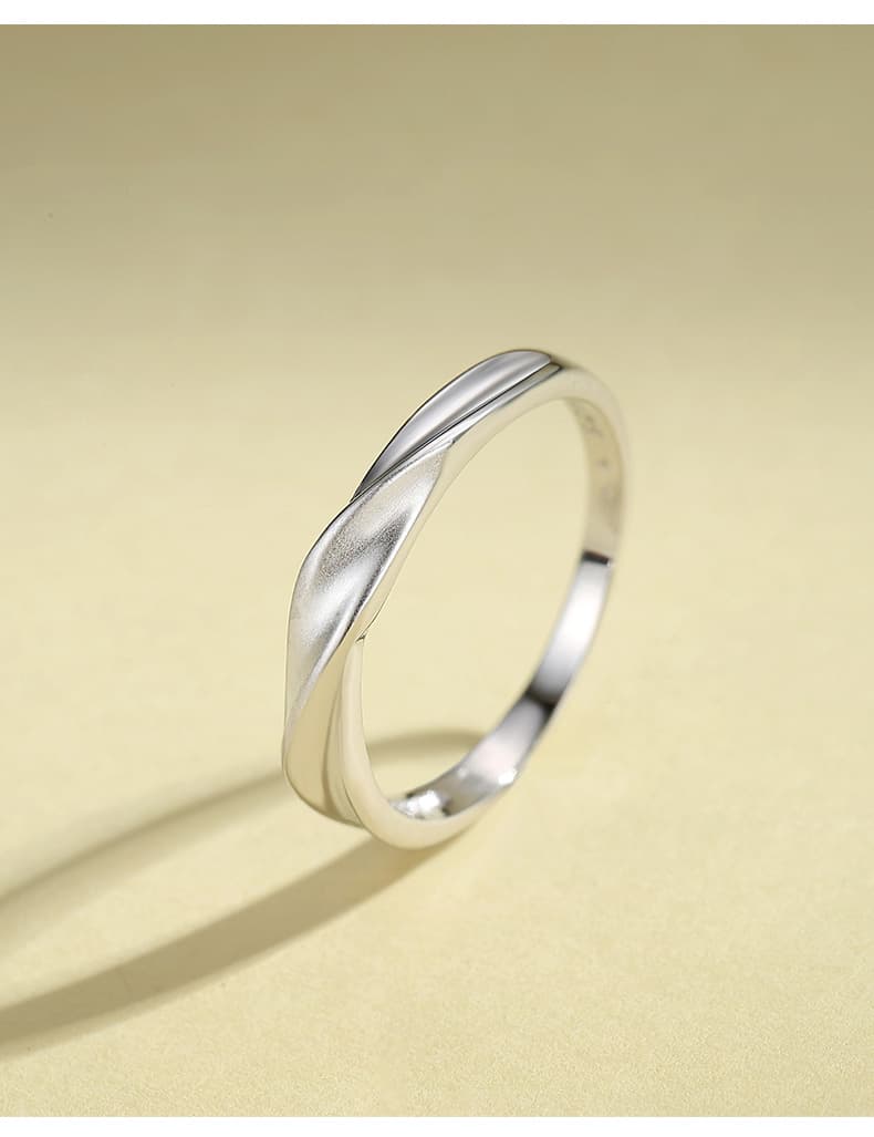 シルバーアクセサリー 洗練されたシンプル細身リング