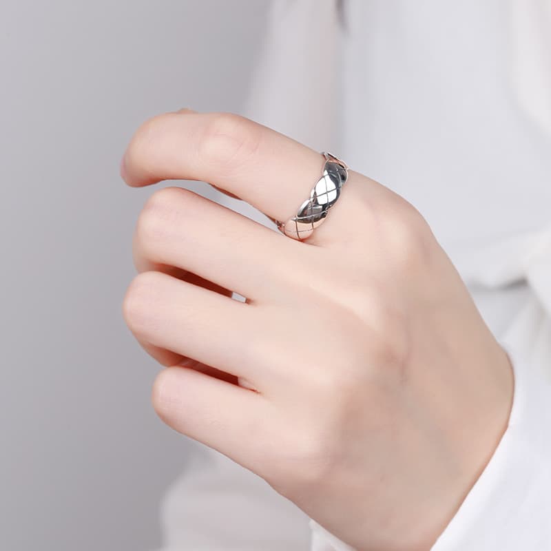 シルバーアクセサリー 菱格子模様のエレガントリング