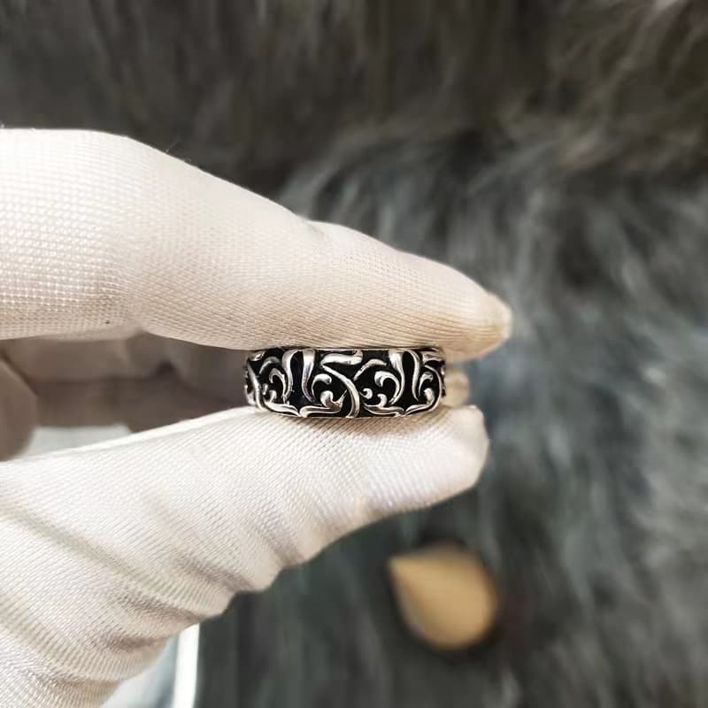 シルバーアクセサリー 優雅な唐草模様の彫り込みリング