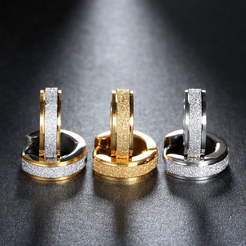 シルバーアクセサリー 輝き放つデザインフープピアス