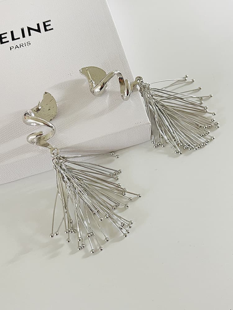 シルバーアクセサリー 螺旋流線タッセル ピアス シルバー 個性派デザイン