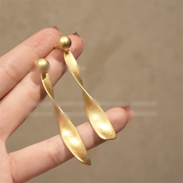 シルバーアクセサリー 螺旋曲線マット仕上げロング耳飾り