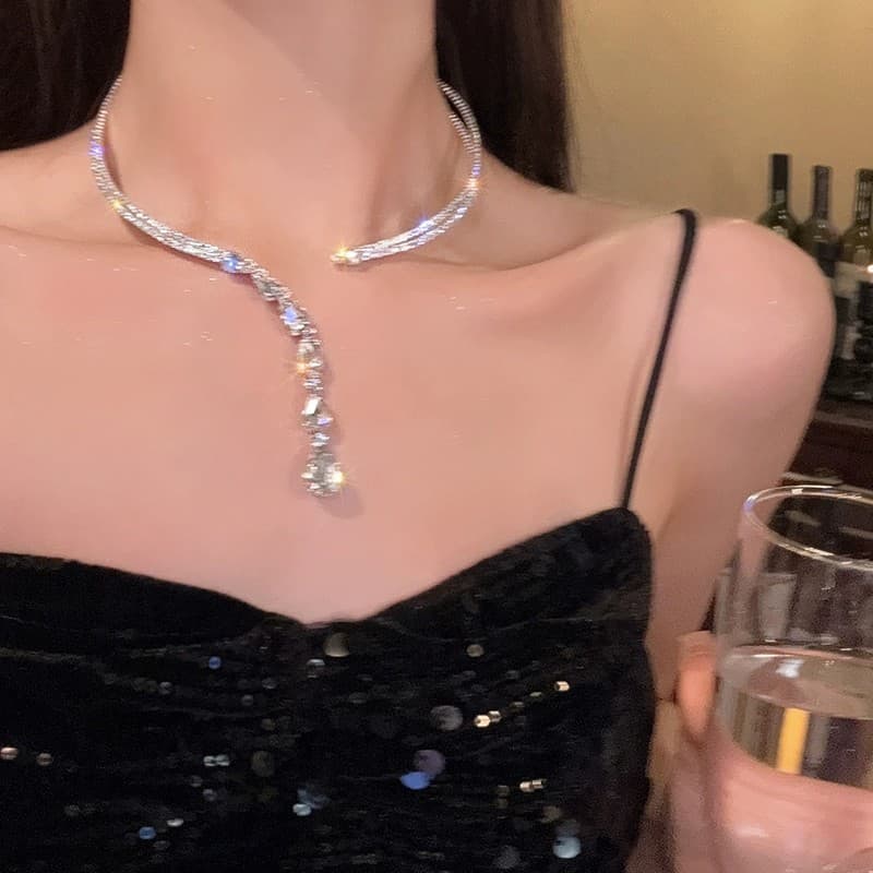 シルバーアクセサリー クリスタルドロップ螺旋チョーカー