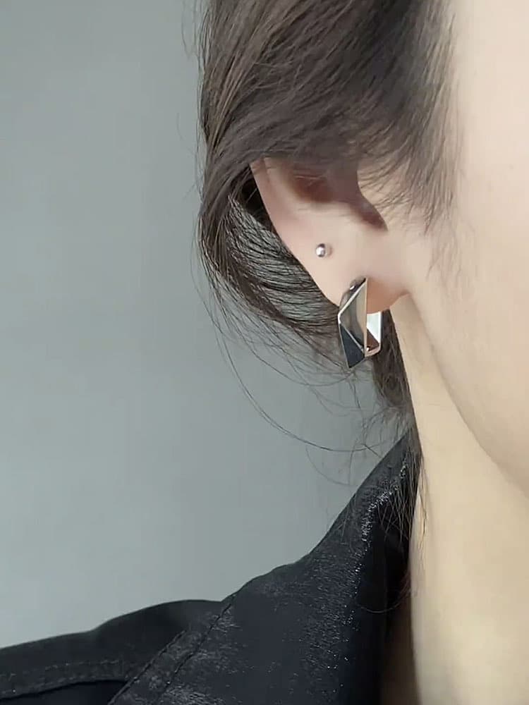 シルバーアクセサリー 立体ひし形デザイン金属製ピアス
