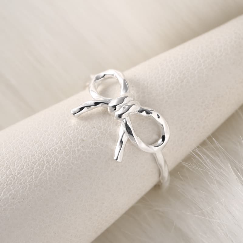 シルバーアクセサリー 結び目のしずく リング