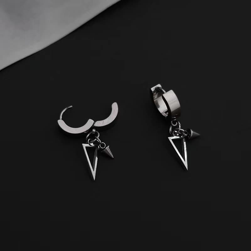 シルバーアクセサリー 三角錐かっこいいフープピアス