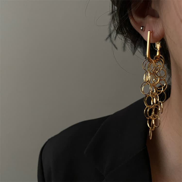 シルバーアクセサリー 連鎖輪模様の揺れる長めピアス 上品な垂れ下がり装飾