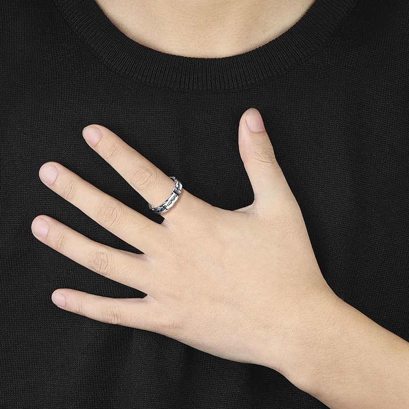 シルバーアクセサリー 神秘的な波模様が刻まれた職人の一品リング