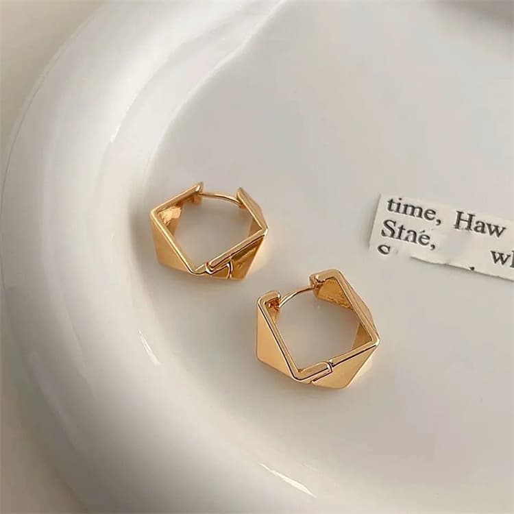 シルバーアクセサリー 立体ひし形デザイン金属製ピアス
