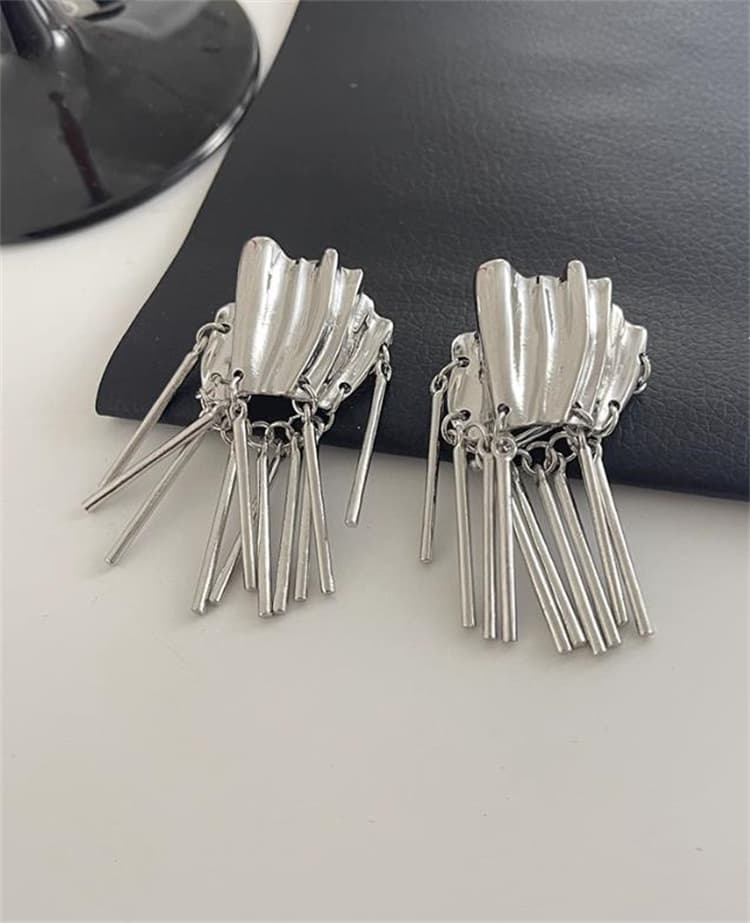 シルバーアクセサリー 気高いフリルピアス シルバー タッセル 耳飾り
