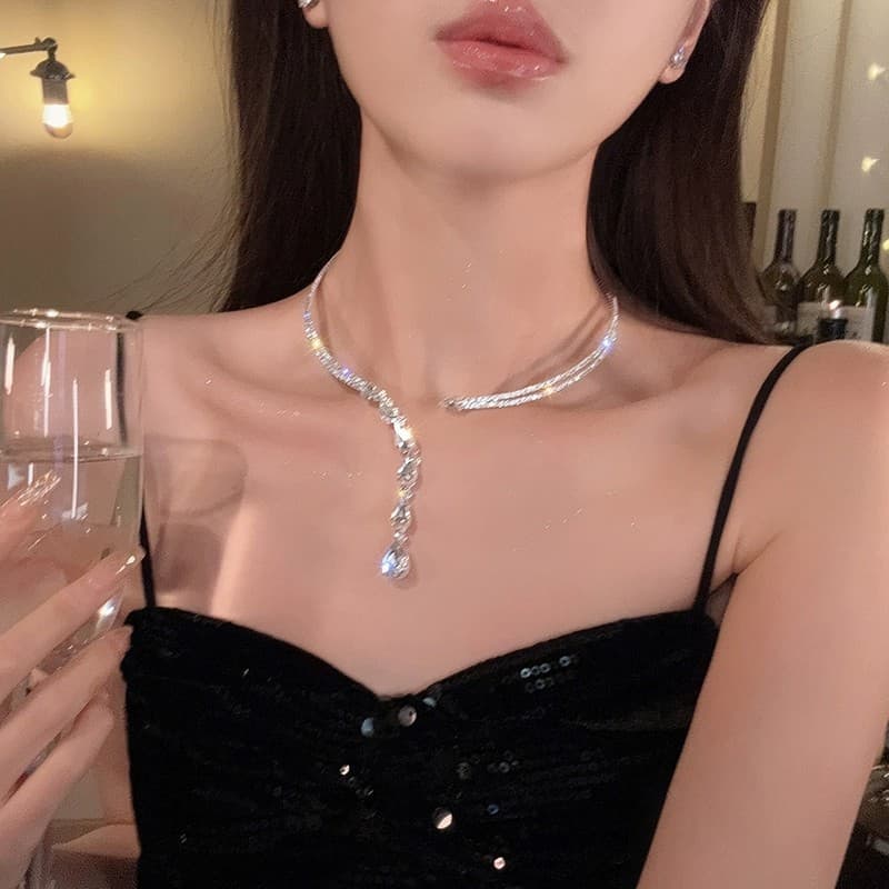 シルバーアクセサリー クリスタルドロップ螺旋チョーカー