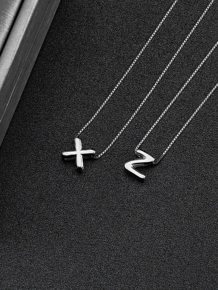 シルバーアクセサリー 洗練ミニマルアルファベットネックレス