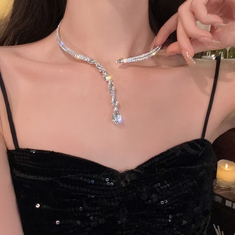 シルバーアクセサリー クリスタルドロップ螺旋チョーカー
