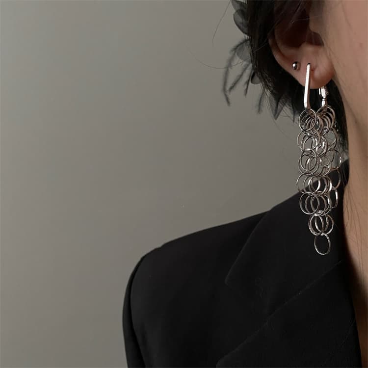 シルバーアクセサリー 連鎖輪模様の揺れる長めピアス 上品な垂れ下がり装飾
