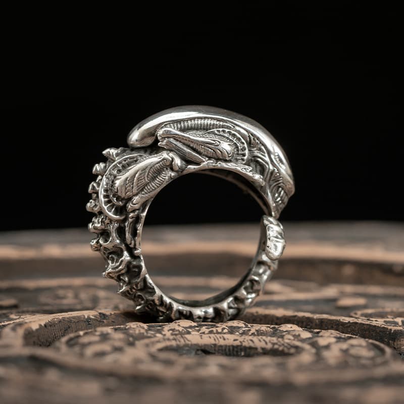 シルバーアクセサリー 異形生命体モチーフの装飾リング