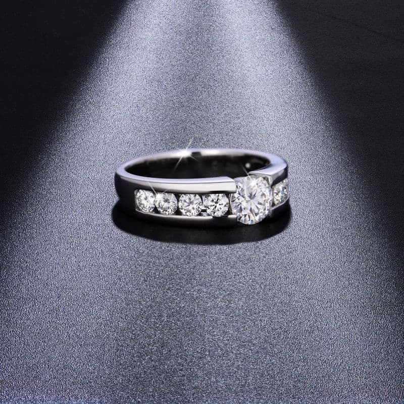 シルバーアクセサリー 煌めきダイヤモンドの婚約指輪