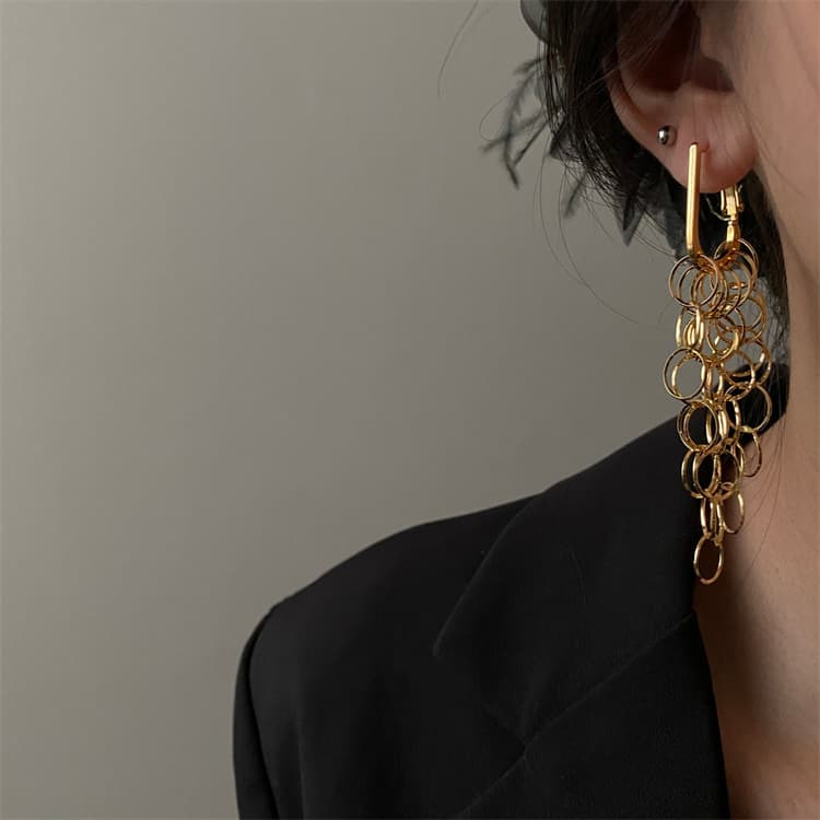 シルバーアクセサリー 連鎖輪模様の揺れる長めピアス 上品な垂れ下がり装飾