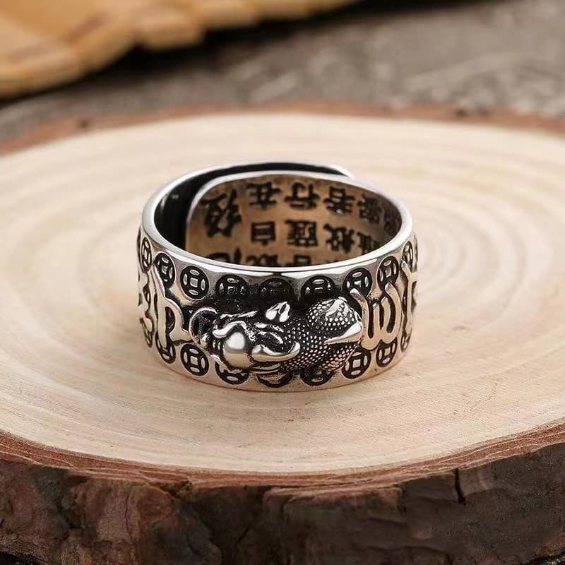 シルバーアクセサリー 古代文様が刻まれた開運護符リング