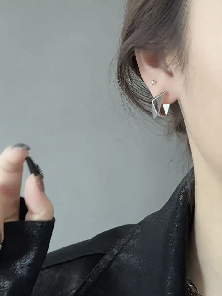 シルバーアクセサリー 立体ひし形デザイン金属製ピアス