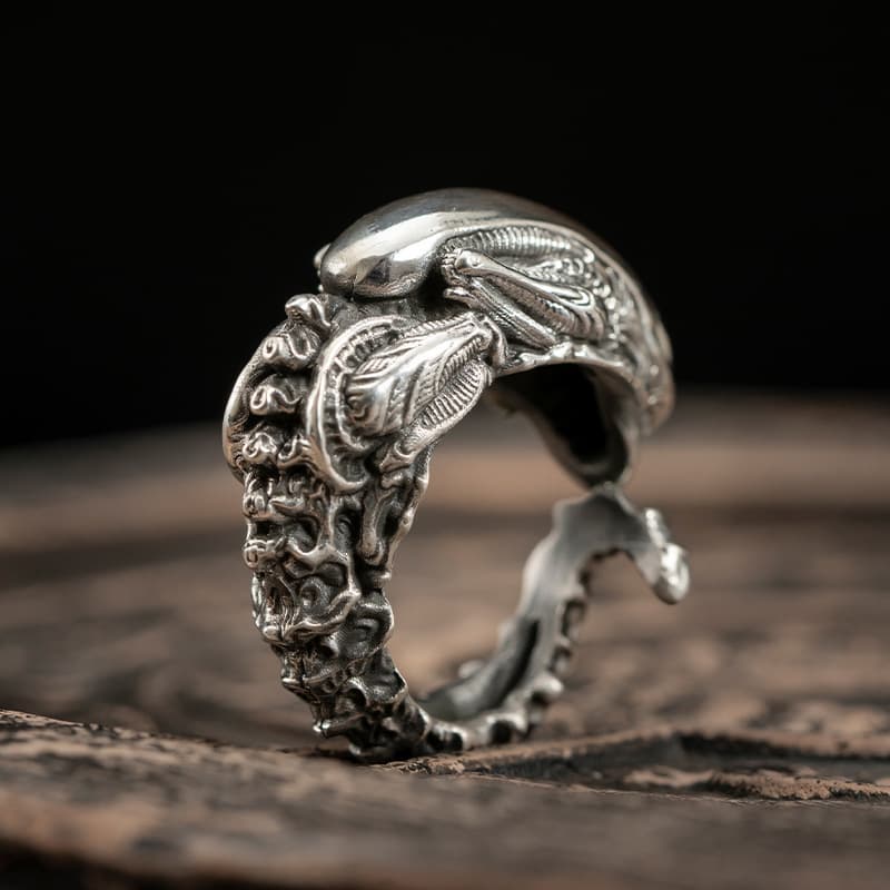 シルバーアクセサリー 異形生命体モチーフの装飾リング