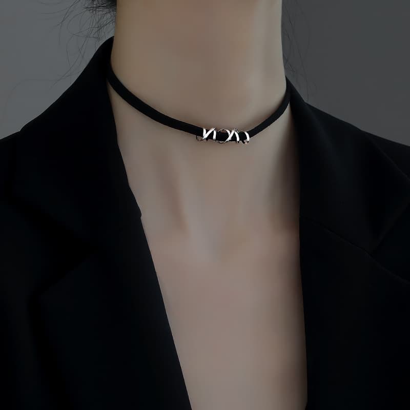 シルバーアクセサリー 交差模様のレザーチョーカー