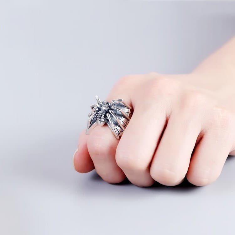 シルバーアクセサリー 蜘蛛の巣をモチーフにした指輪
