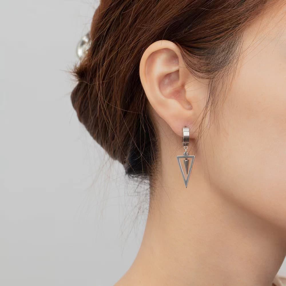 シルバーアクセサリー 三角錐かっこいいフープピアス